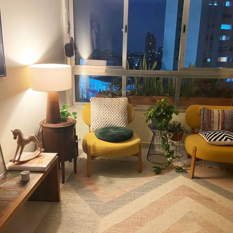 Abajur Cônico Madeira e Tecido 58xØ40cm - Elegância e Modernidade