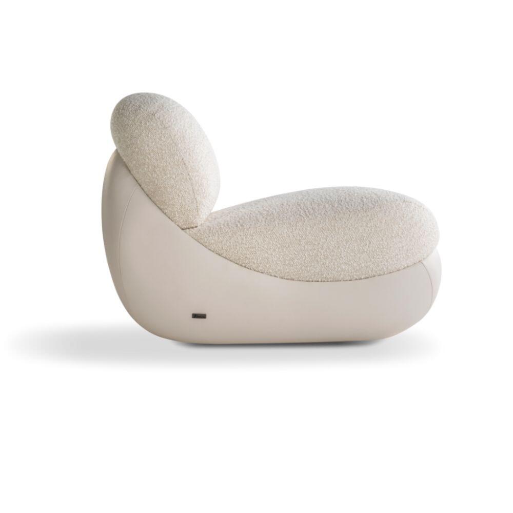 Poltrona Canoa – Design Maurício Bomfim – Base em Couro  – 0,87 x 0,94 x 0,68 m