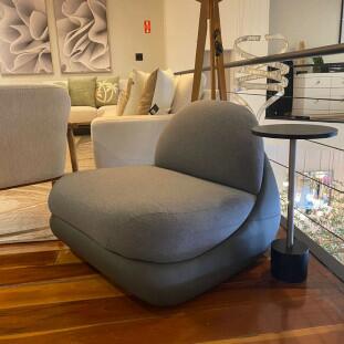 Poltrona Canoa – Design Maurício Bomfim – Base em Couro – 0,87 x 0,94 x 0,68 m