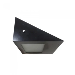 Exemplo de Arandela Triangular Preta com detalhes