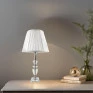 Abajur de Vidro e Metal 53cm Cúpula Branca - Uni Presentes Ambientada