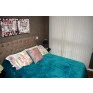 Parede do quarto com telas