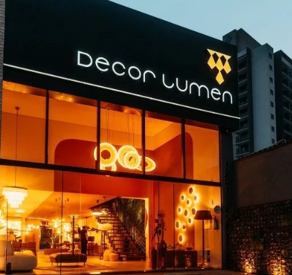 Fachada noturna da Decor Lumen